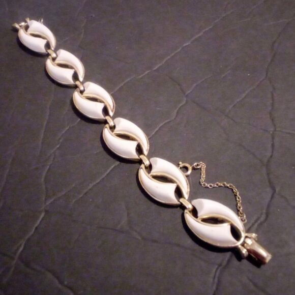 Vintage Coro Mid Century Gold Tone White Thermoset Bracelet - Picture 3 of 6